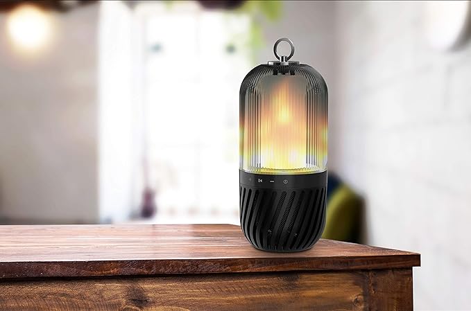 Feuerlampe mit integriertem Bluetooth Lautsprecher auf Tisch
