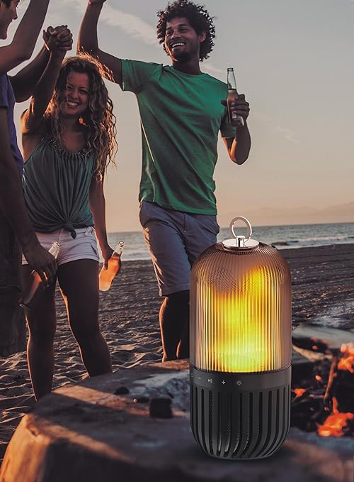 Feuerlampe mit integriertem Bluetooth Lautsprecher am Strand